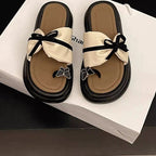 Damen elegante Sandalen mit modernen Schleifenakzenten und zarten Schmetterlingsanhängern R&B