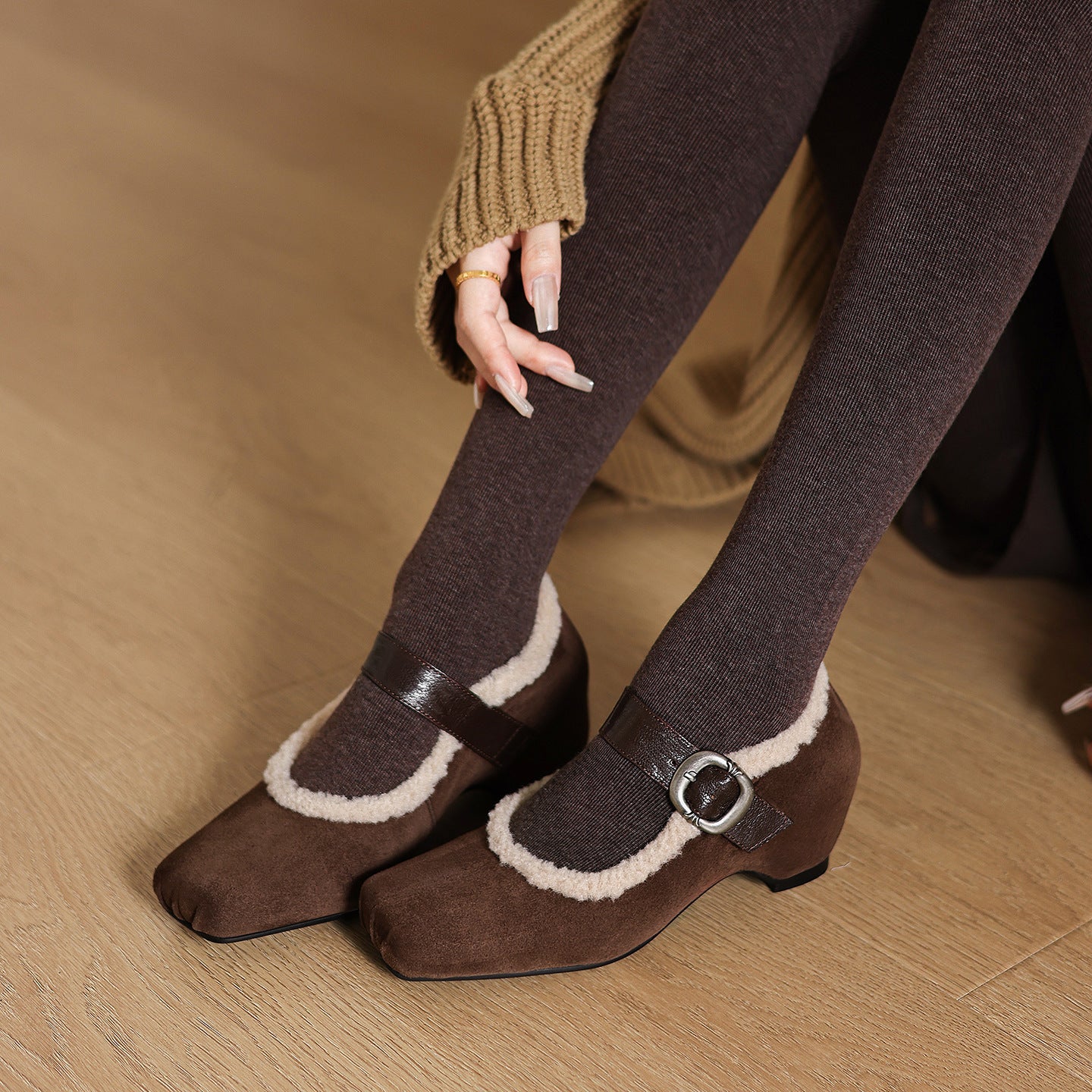 Damen Hausschuhe mit verstellbarem Riemen und kuscheligem Innenfutter