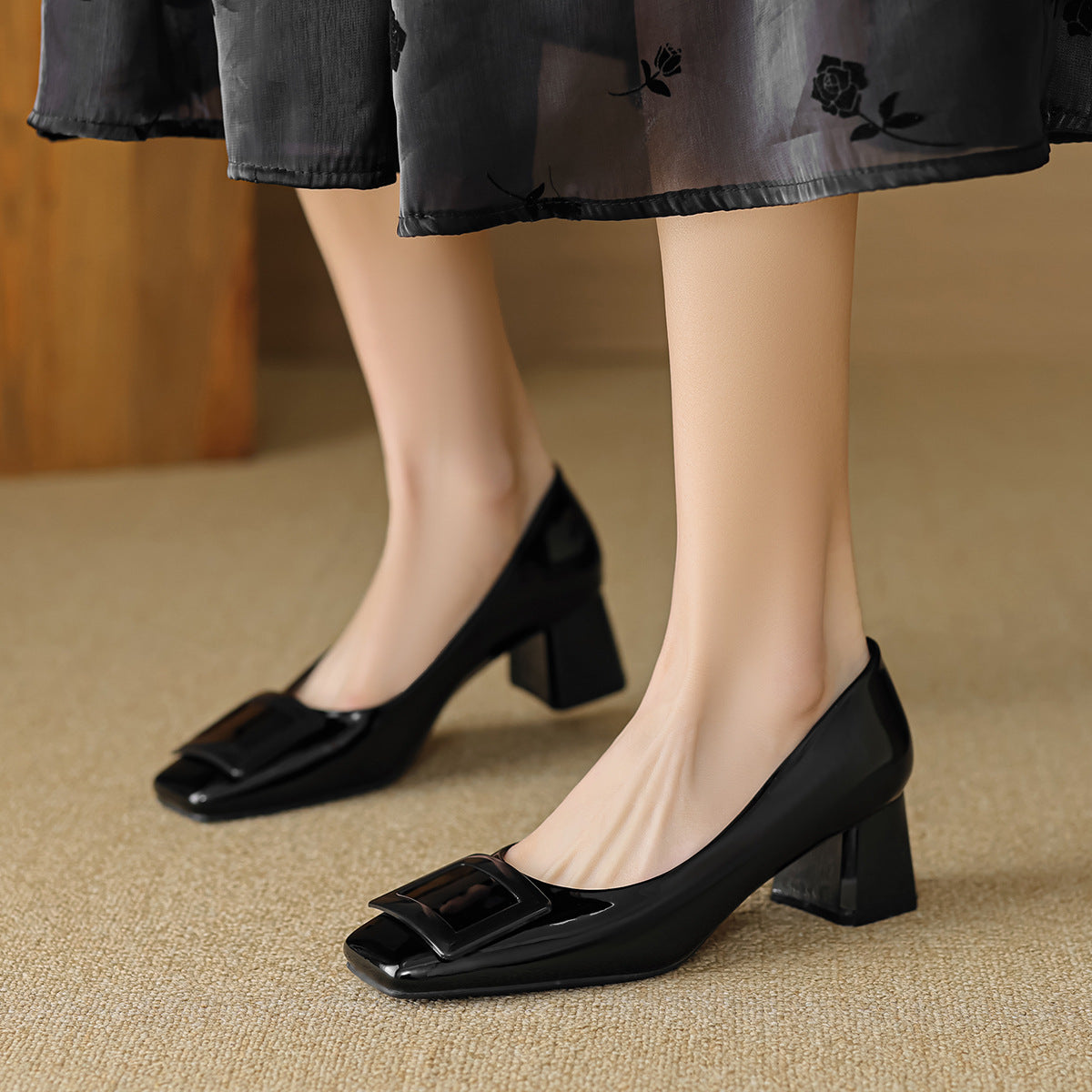 Damen elegante Blockabsatzpumps mit modernem Schnallenakzent