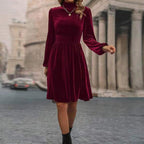 Damen Samtkleid mit hochgeschlossenem Design und eleganten langen Ärmeln R&B