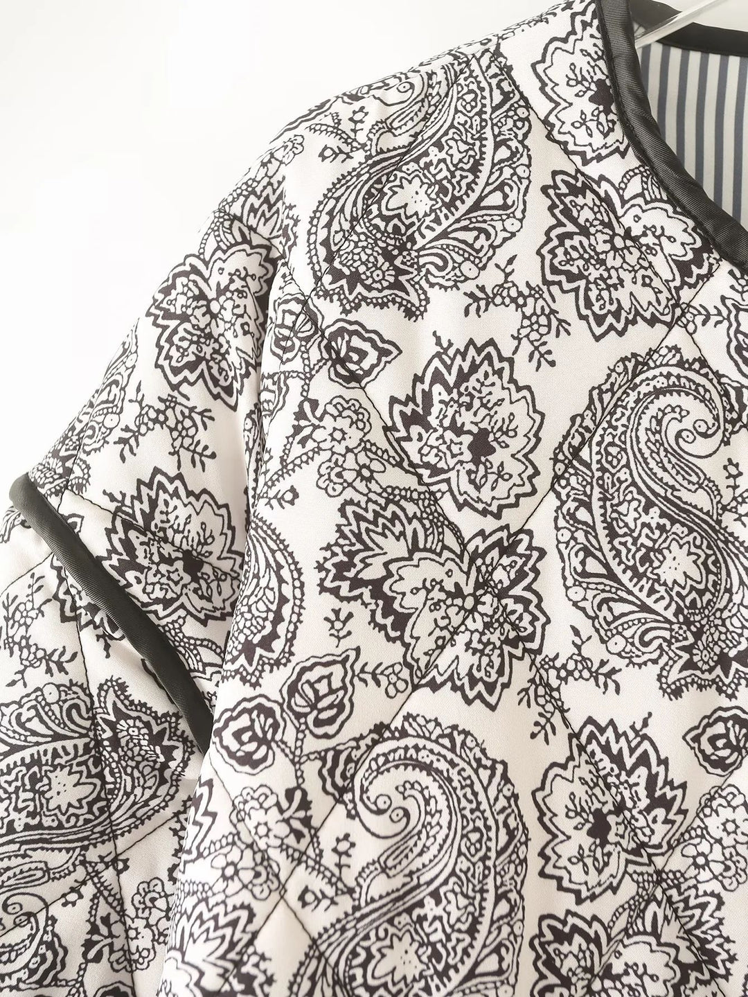 Damen modische Quiltjacke mit einzigartigem Paisleymuster R&B