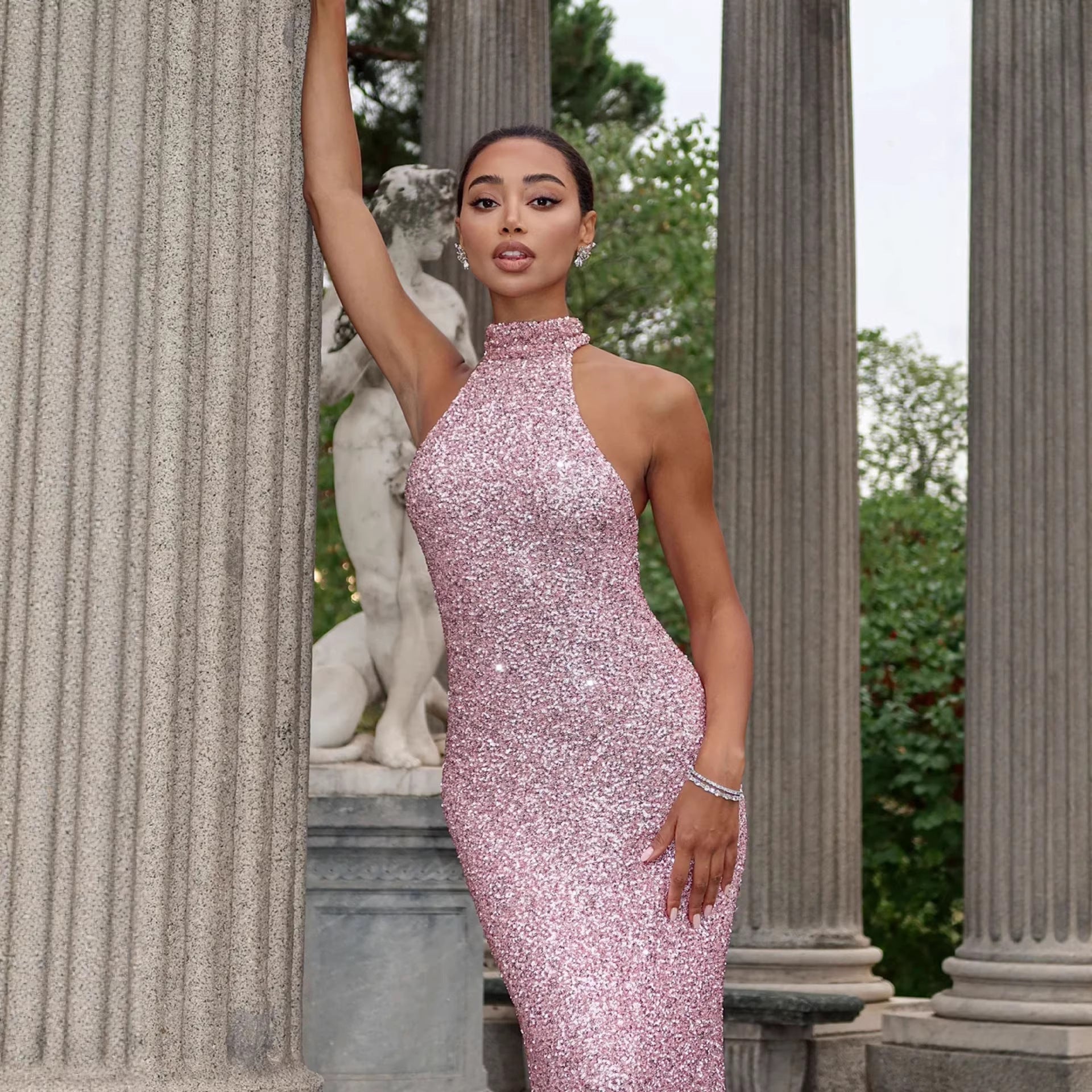 Damen Glitzerndes Abendkleid mit hohem Kragen und figurbetontem Schnitt EB