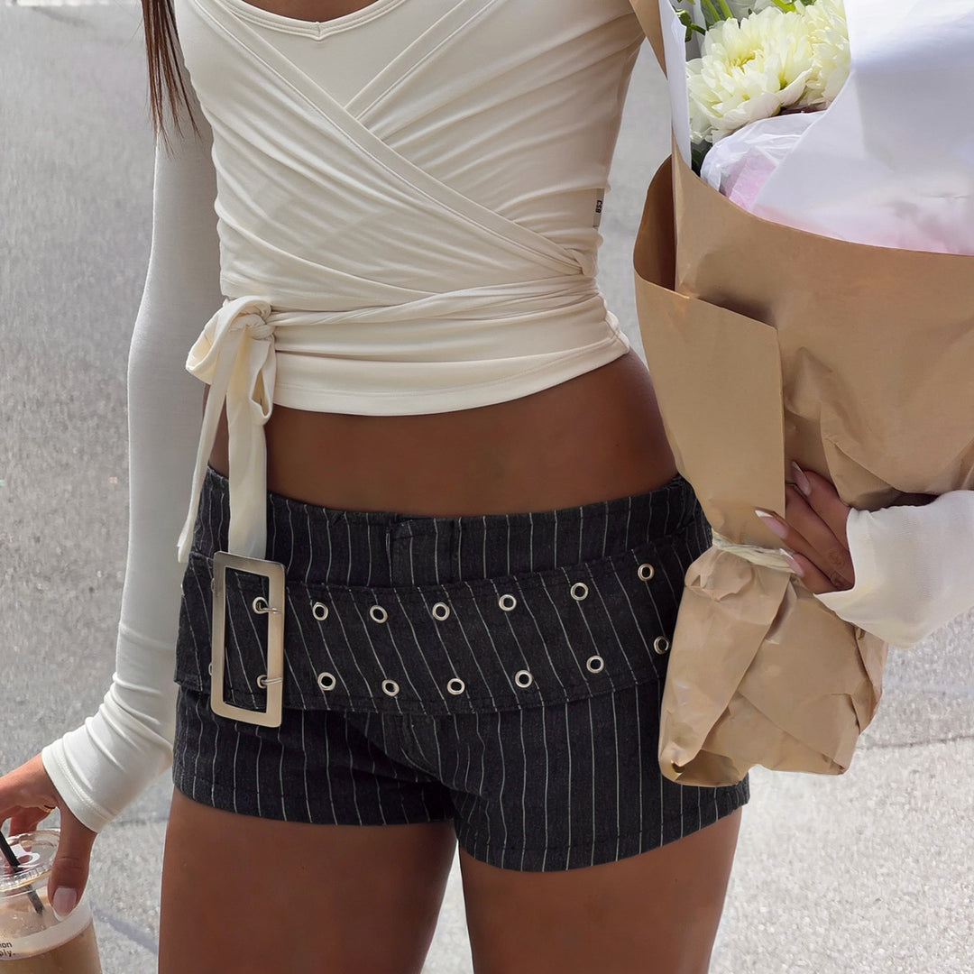 Damen Shorts im urbanen Nadelstreifen-Look mit breitem Taillengürtel und Ösen R&B