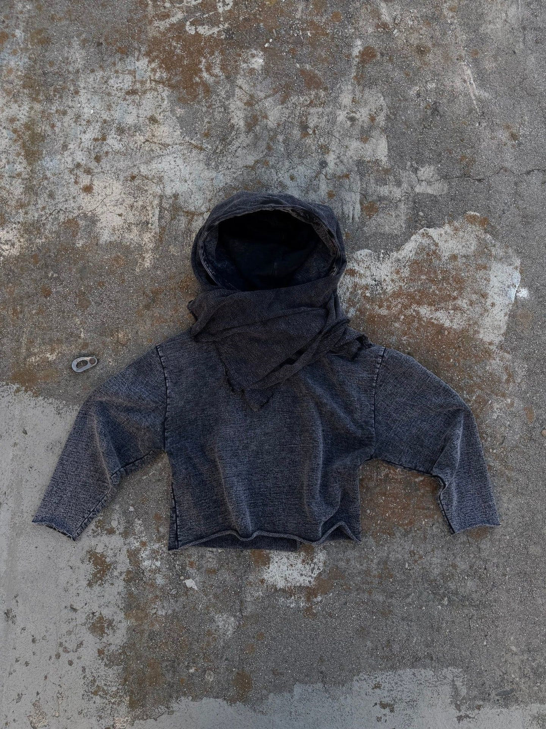 Unisex nan Kapuzenpullover im Gebrauchsspurenstil mit angeschlossenem Schlauchschal und ausgefransten Öffnungen R&B