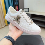 Damen modische Sneakers mit geflochtenem Design und auffälligem Totenkopf-Element R&B