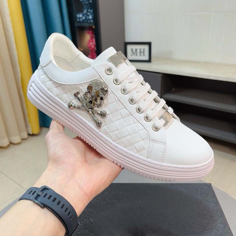 Damen modische Sneakers mit geflochtenem Design und auffälligem Totenkopf-Element R&B