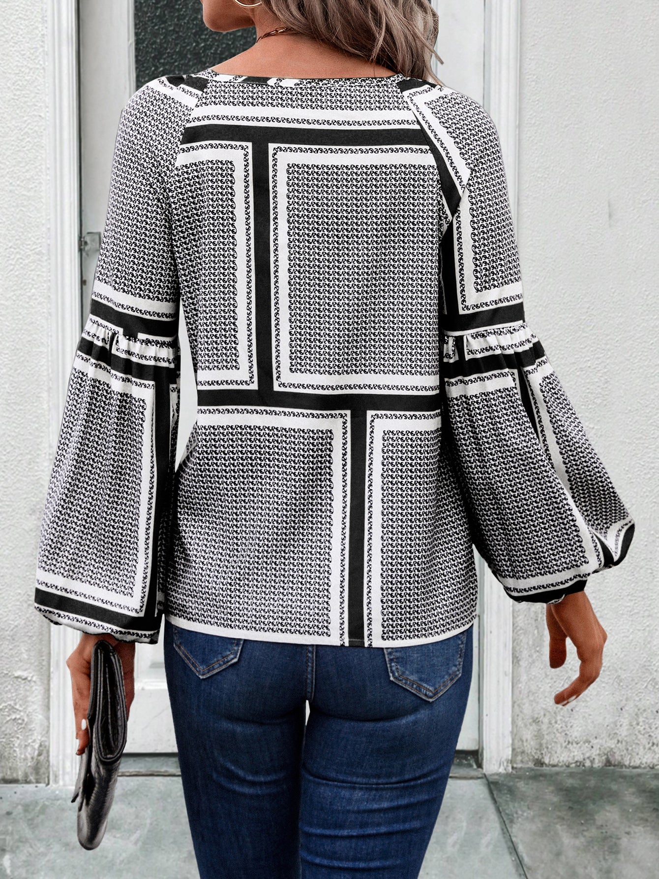 Damen Bluse mit eleganten Rüschendetails und modernem Muster R&B