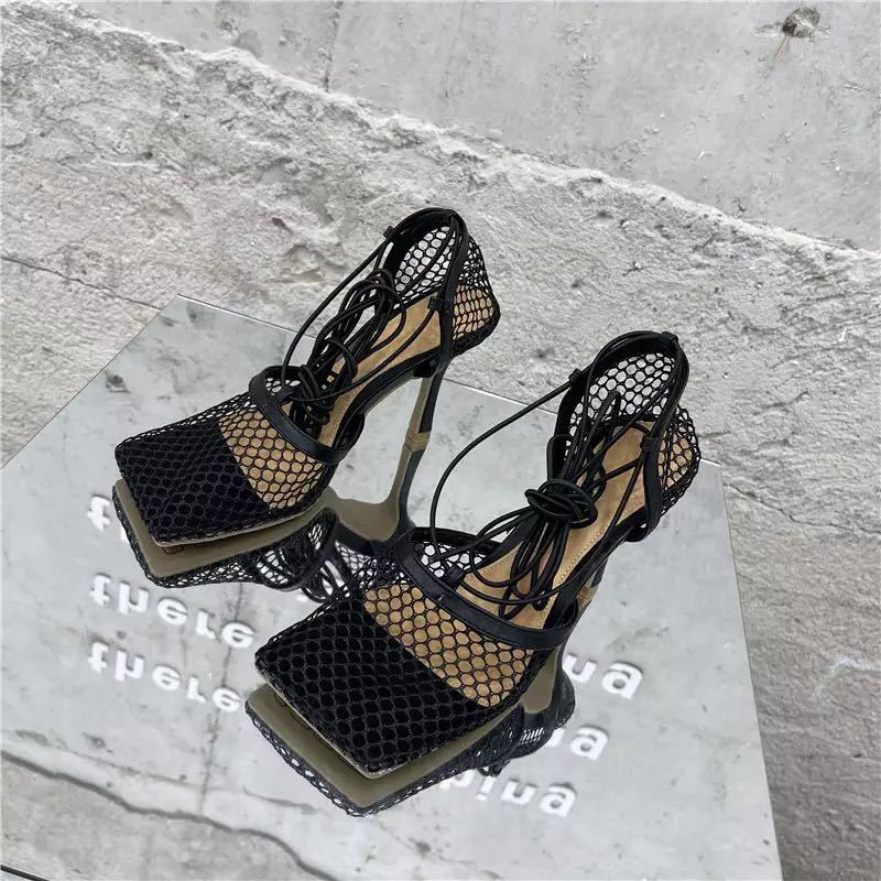 Damen nan luftige Netz-Sandalette mit quadratischer Zehenbox und Wickelschnürung R&B