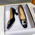 Damen Hochfront-Pumps mit blockiertem Absatz und stilvollem Schmuckelement