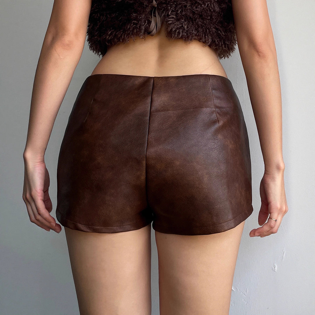 Damen Kunstleder-Shorts mit dekorativen Ösen R&B