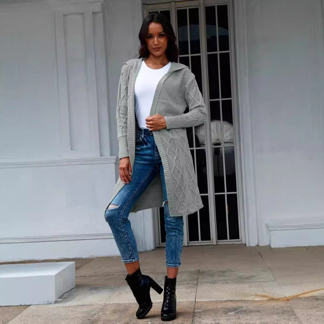 Damen Strickjacke mit Kapuze und eleganten Zopfmuster