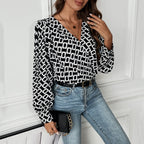Damen Designer-Bluse mit grafischem Muster und tiefem V-Ausschnitt R&B