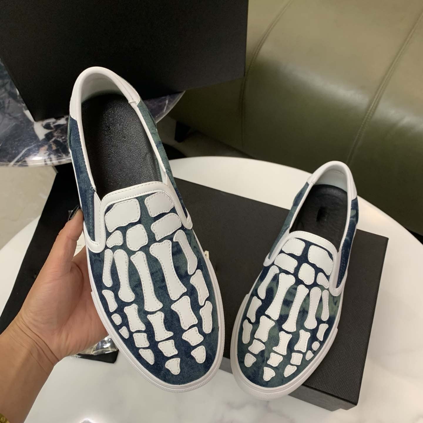 Damen Slip-On Sneakers mit innovativem Oberflächenmuster und rutschfester Sohle R&B