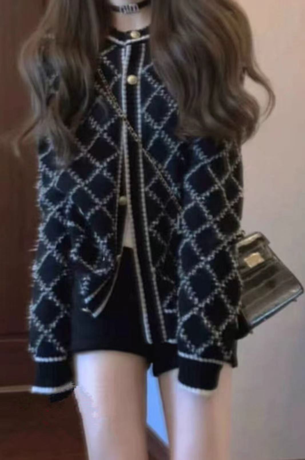 Damen modischer Strickcardigan mit eleganter Rautenmusterstruktur und goldenen Knöpfen R&B