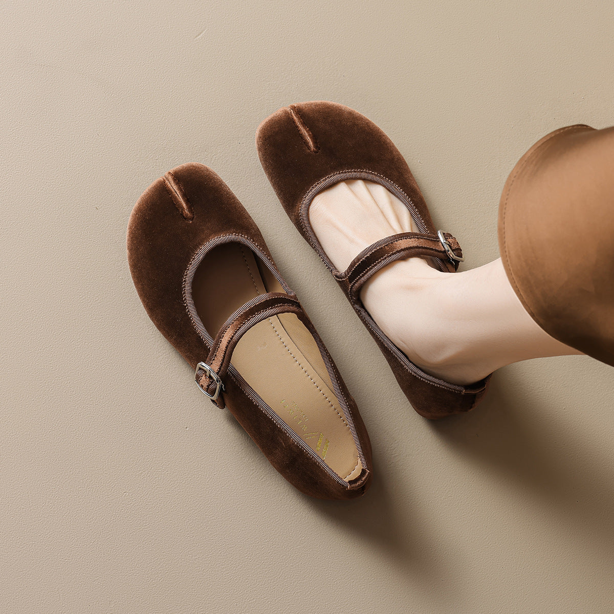 Damen Ballerinas mit luxuriösem Samt und stilvollem Riemen