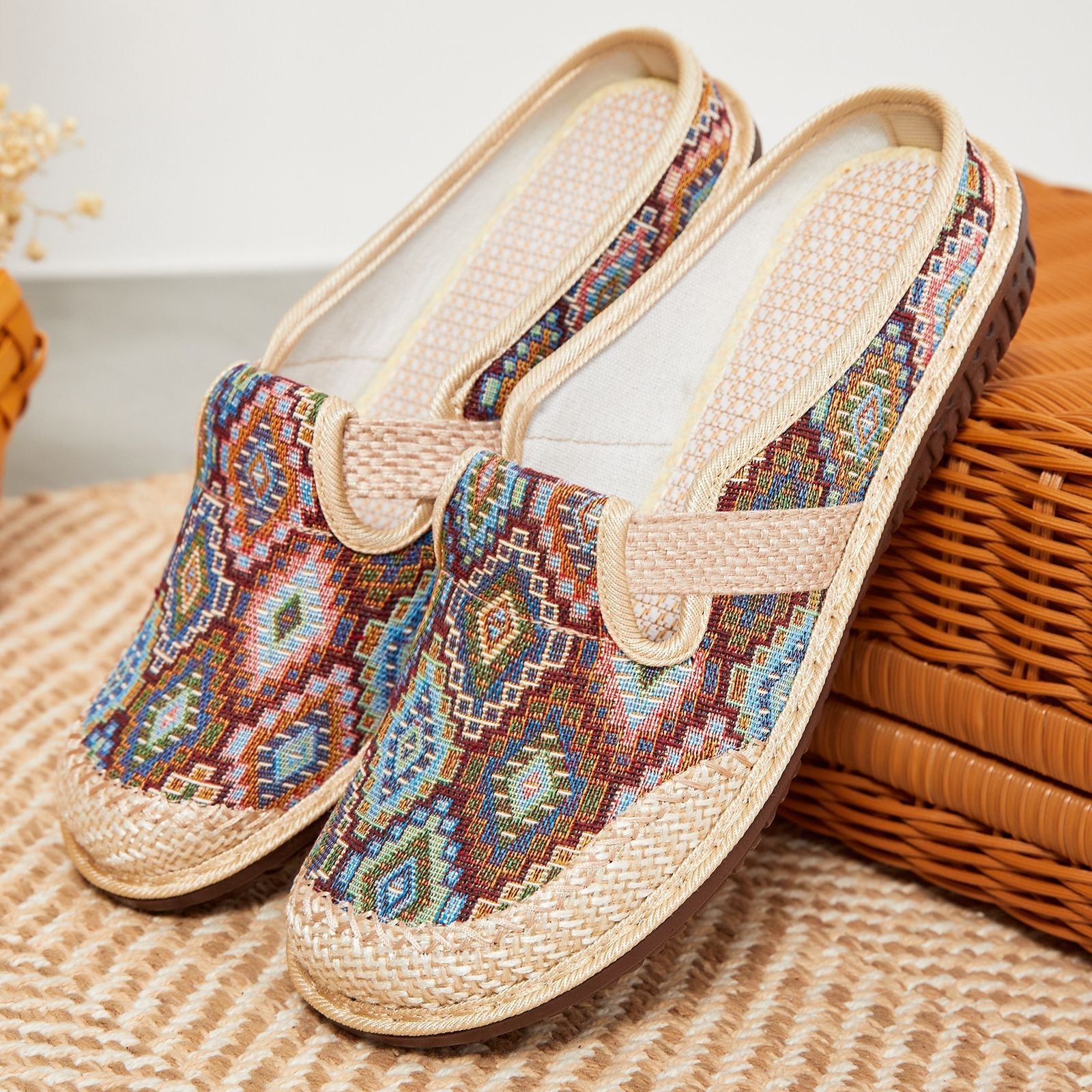Damen Komfortable Slip-On Clogs mit buntem Muster und flexiblem Riemen R&B