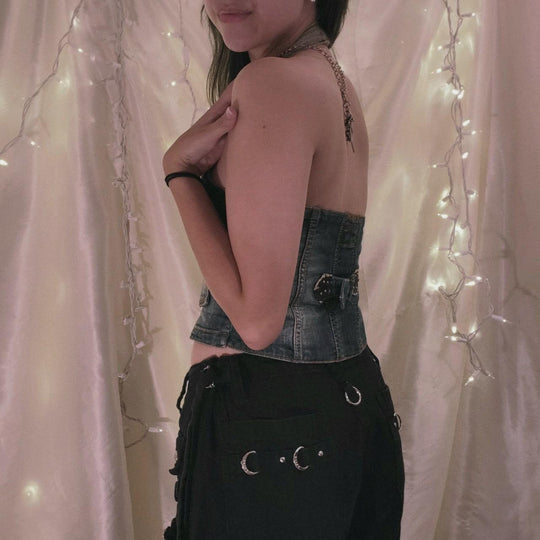 Damen Crop-Top aus Denim mit dekorativen Knopfdetails und tiefem V-Ausschnitt R&B