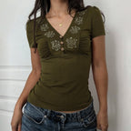 Damen Kurzarmshirt mit dekorativen Knopf- und Stickdetails R&B