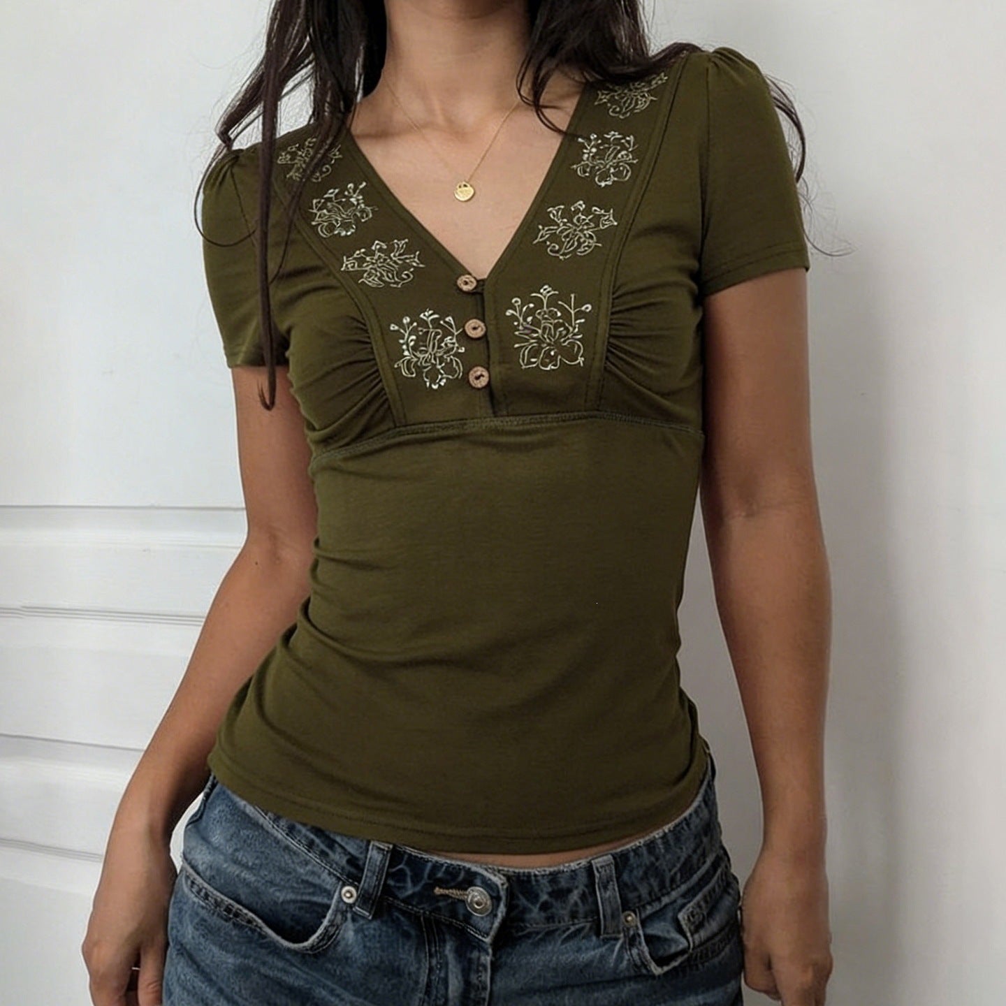 Damen Kurzarmshirt mit dekorativen Knopf- und Stickdetails R&B