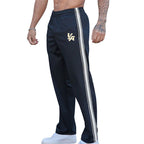 Herren nan gerade geschnittene Trainingshose mit elastischem Komfortbund, seitlichem Doppelstreifen und Oberschenkel-Logoprint R&B