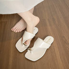 Damen elegante Zehentrenner-Sandalen mit modischem Riemendesign und goldener Applikation