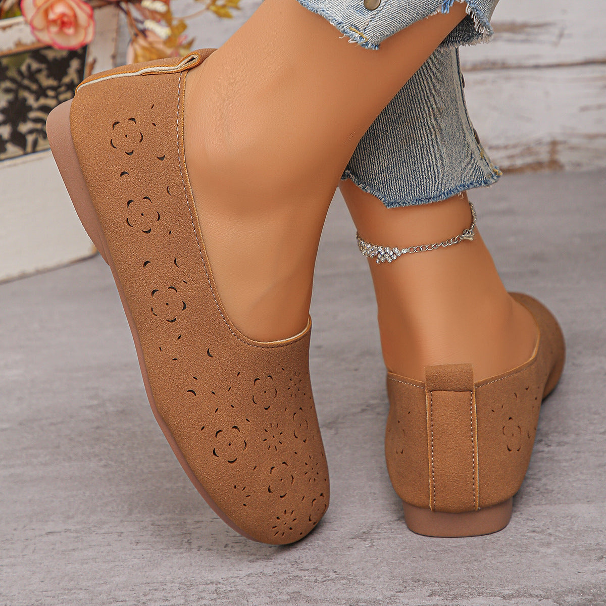 Damen bequeme Slipper mit luftiger Blumenperforation R&B
