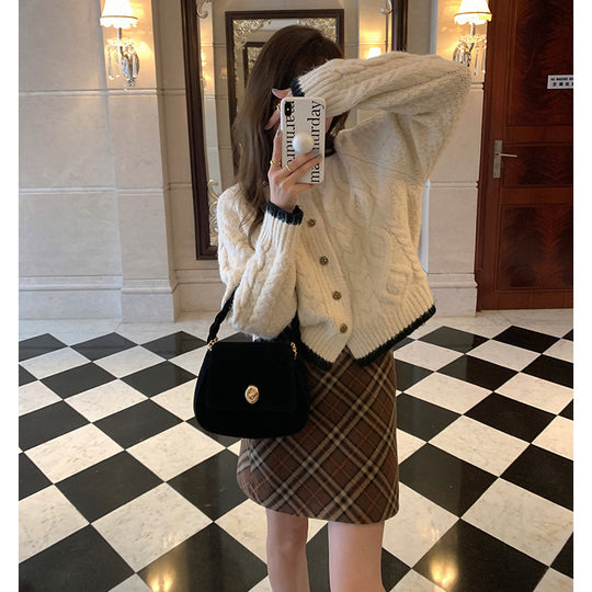 Damen Grobstrickjacke mit einzigartiger Zopfmusterung und eleganten Knöpfen R&B