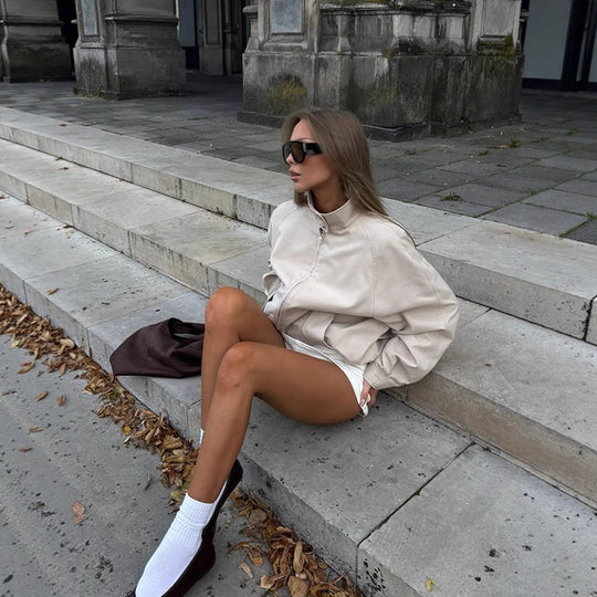 Damen Kunstlederjacke mit hohem Kragen und dekorativen Druckknöpfen R&B