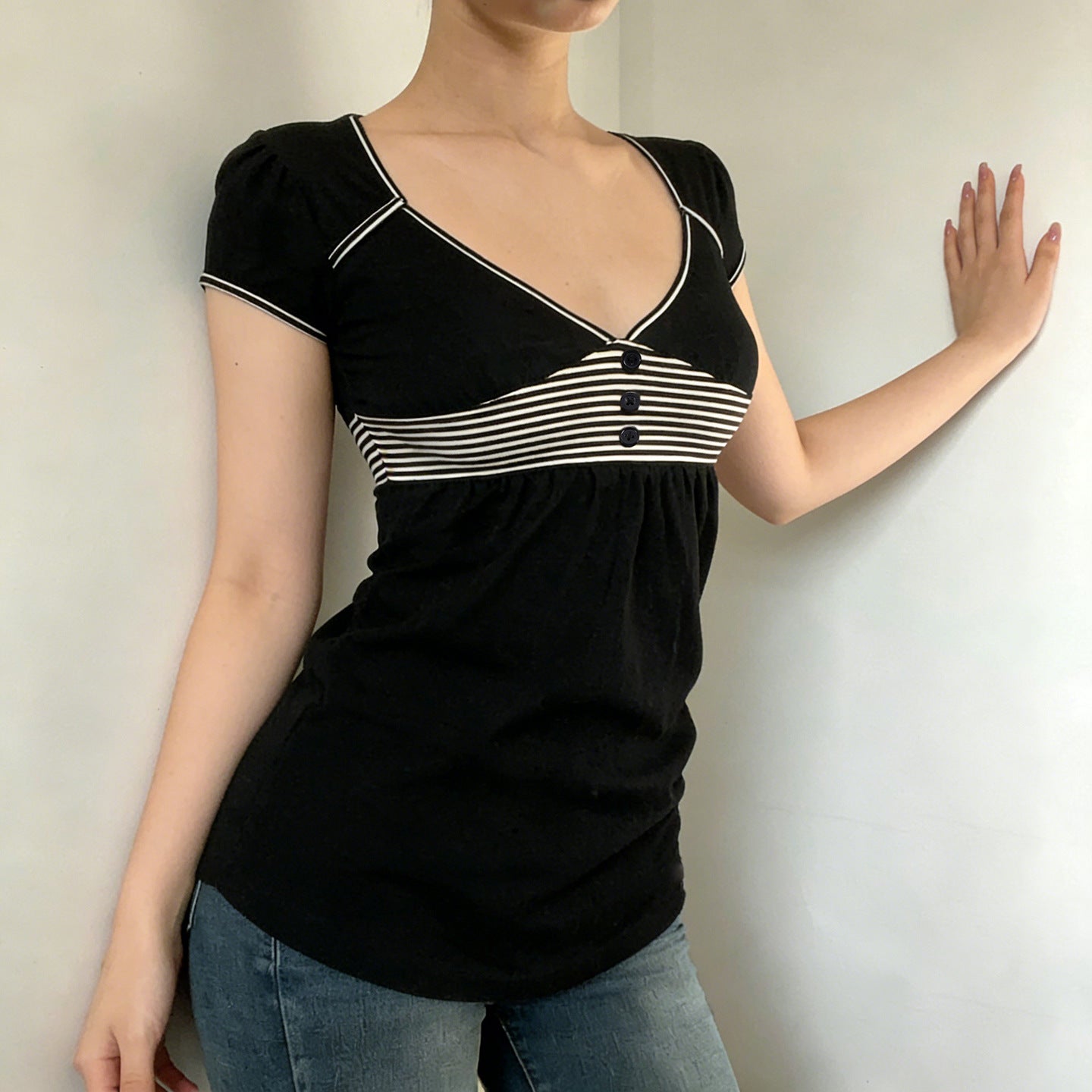 Damen Freizeidkleid mit kontrastierenden Liniendetails und schwingendem Rock R&B