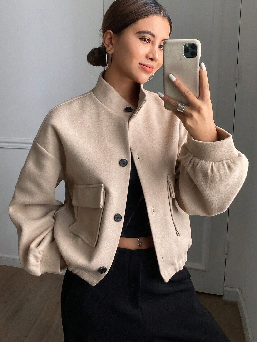 Damen Modische Kurzjacke mit Stehkragen und praktischen Taschen R&B