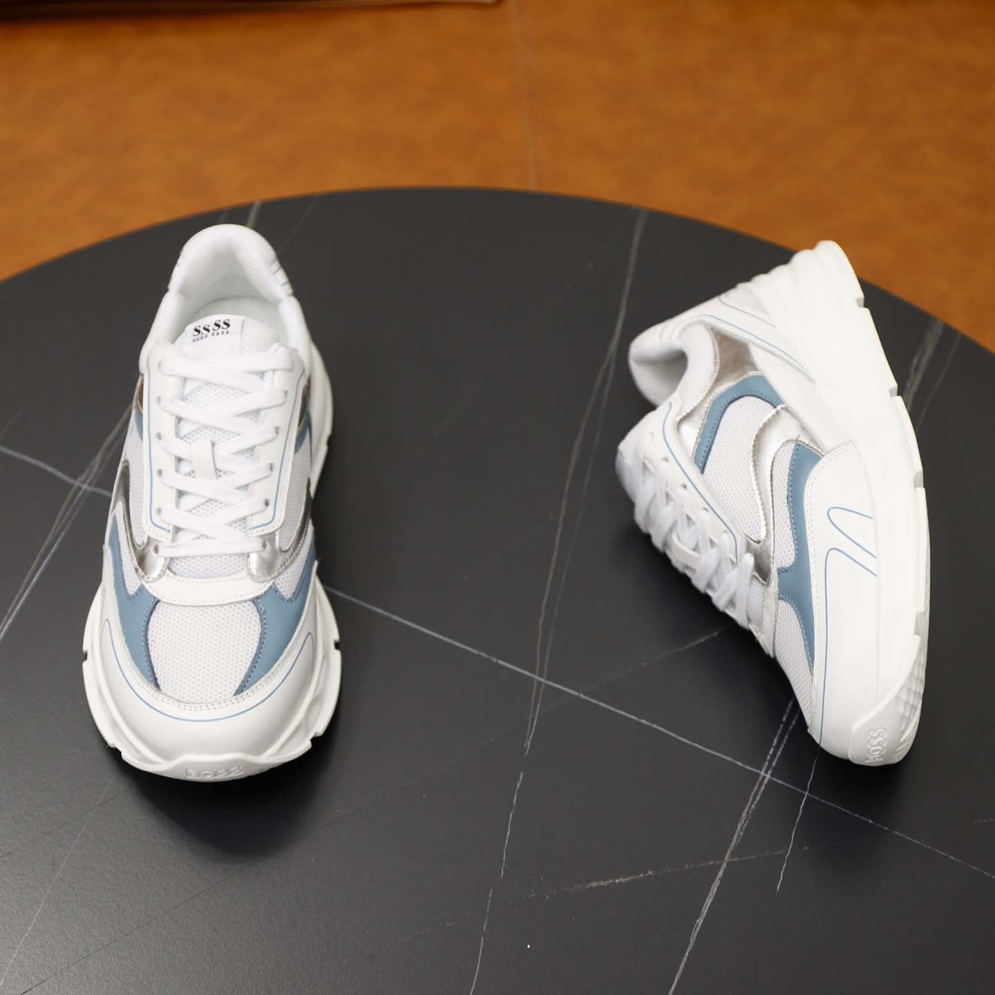 Damen Sportliche Dämpfungs Sneakers mit atmungsaktiver Oberflächenstruktur und modernem Design R&B