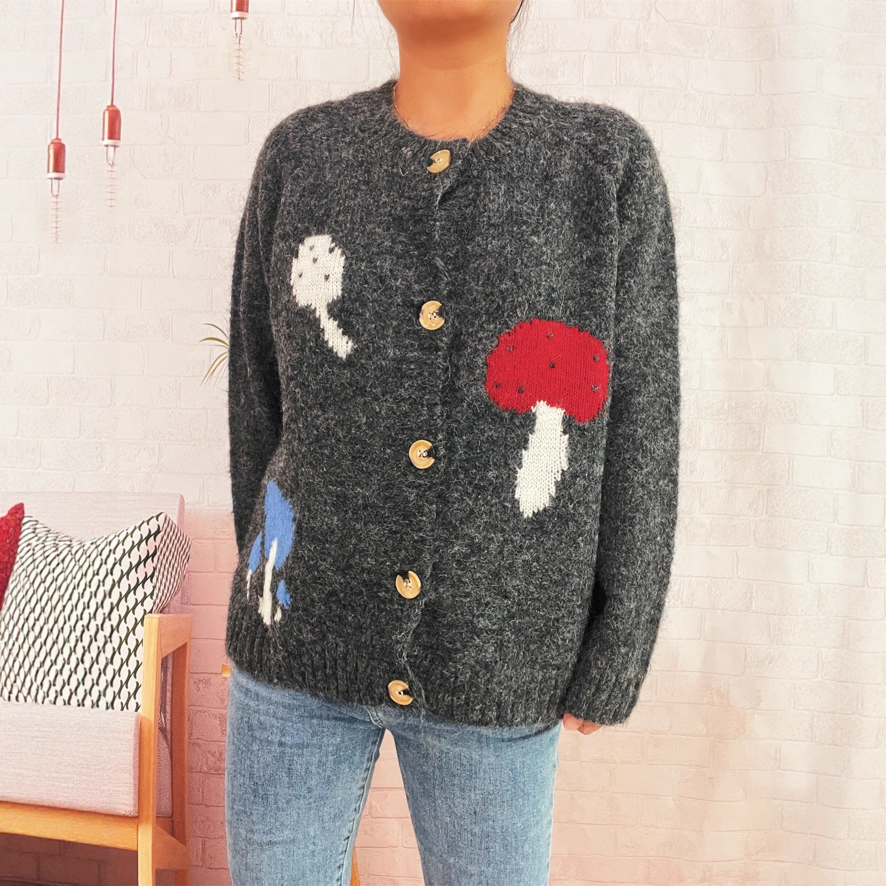 Damen Strickjacke mit buntem Pilzmotiv und Knopfdetails R&B