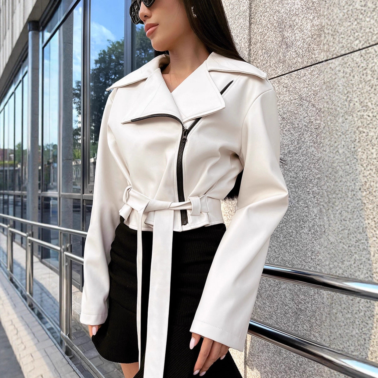 Damen Modische Kunstlederjacke mit taillierter Silhouette und trendy Gürtel R&B
