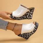 Damen Wedge-Pantoletten mit modischem Leopardenmuster und offenem Zehenbereich