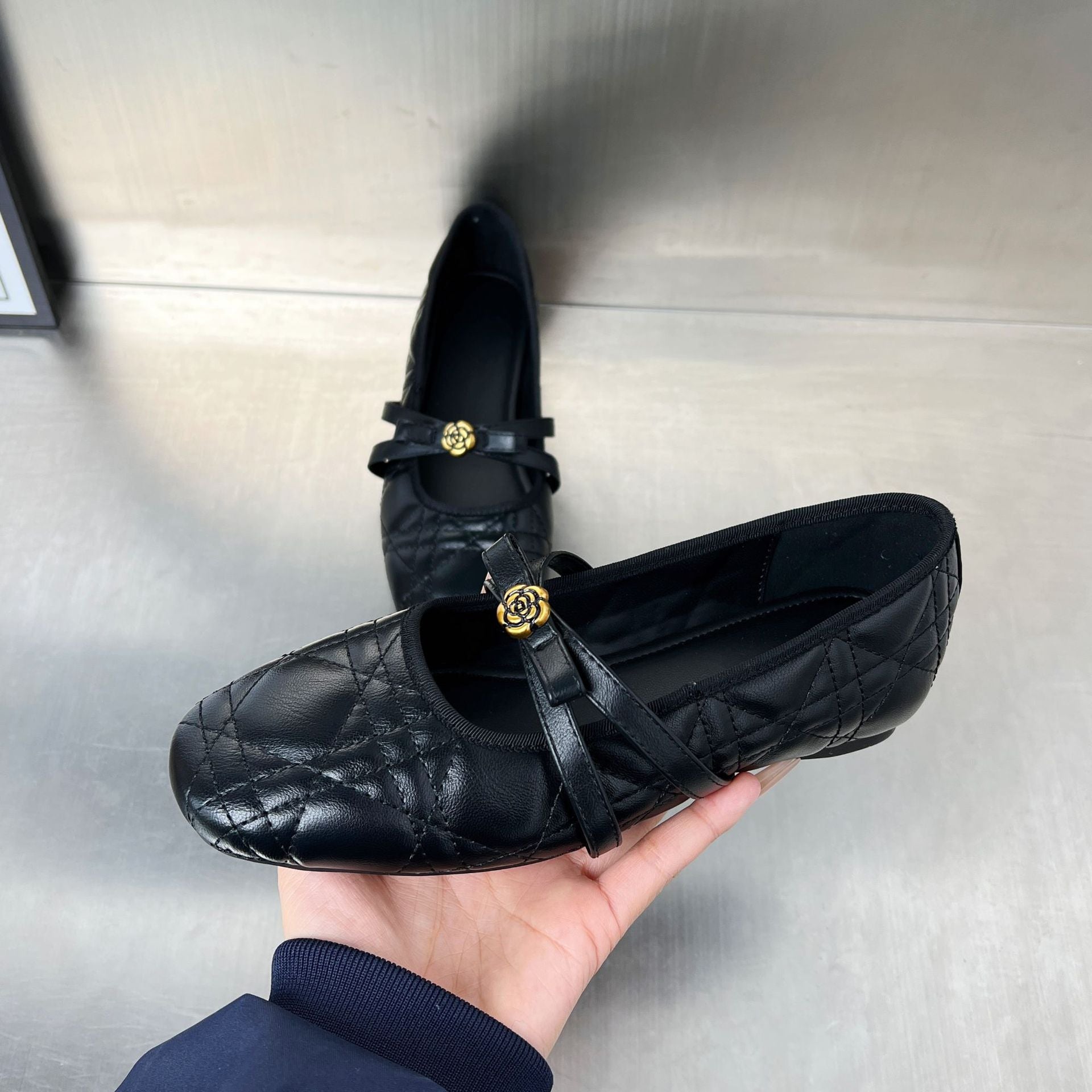 Damen Ballerinas mit elegantem Riemen und stilvollem Blumenmotiv R&B
