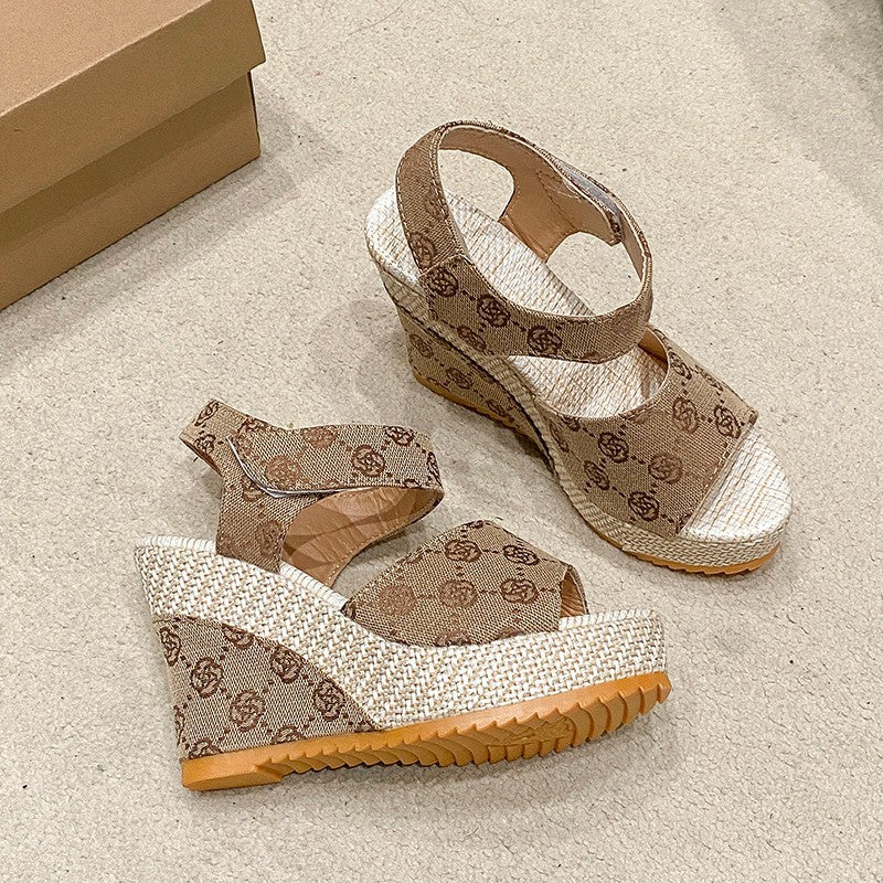 Damen nan monogramm-gewebte Keilsandalette mit Plateau und verstellbarem Fersenriemen R&B