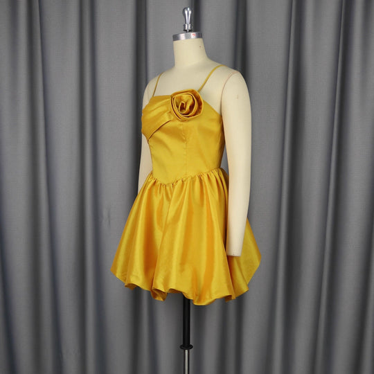 Damen Verspieltes Minikleid mit asymmetrischem Oberteil und floralem Detail R&B