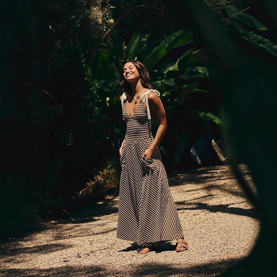 Damen Maxi-Sommerkleid mit verspielten Trägern und elegantem V-Ausschnitt R&B