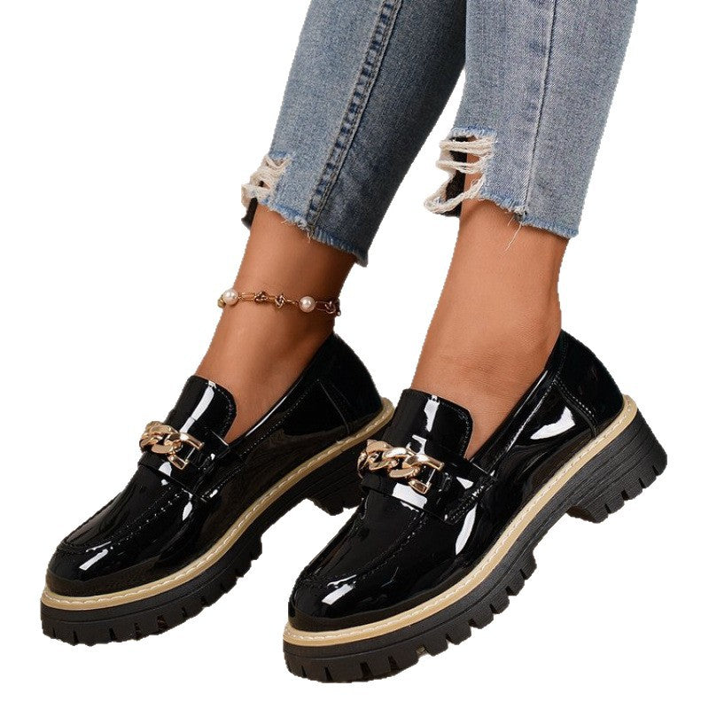Damen Modische und komfortable Slipper mit glänzendem Obermaterial und Kettenakzent R&B