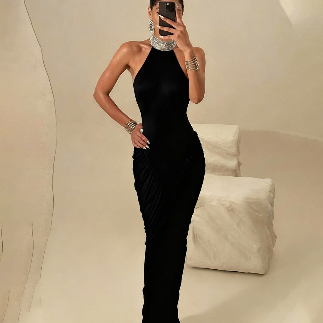 Damen Elegantes Maxikleid mit hochgeschlossenem Kragen und auffälligen Raffungselementen R&B