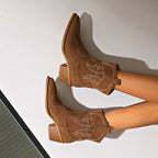 Damen nan Kurzschaft‑Westernboot mit dekorativer Stickerei, eckigem Blockabsatz und weichem Veloursfinish R&B