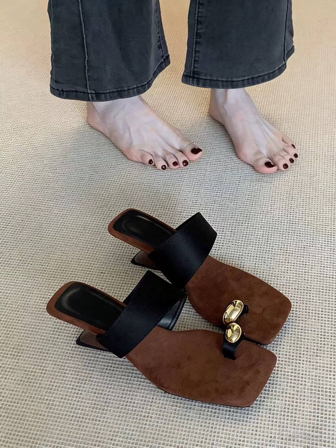 Damen Elegante Sandalen mit dekorativem Goldakzent und komfortablem Fußbett R&B