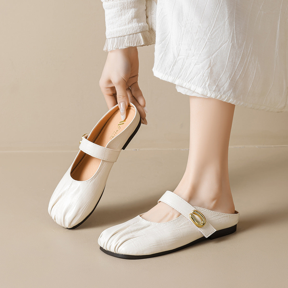 Damen Slipper mit dekorativer Schnallenverzierung und besonderer Faltenoptik