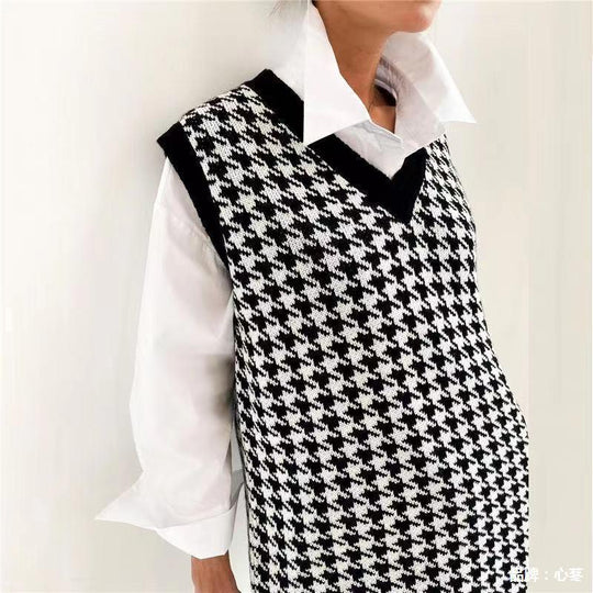 Damen Strickkleid mit klassischem Hahnentrittmuster und modischem V-Ausschnitt R&B