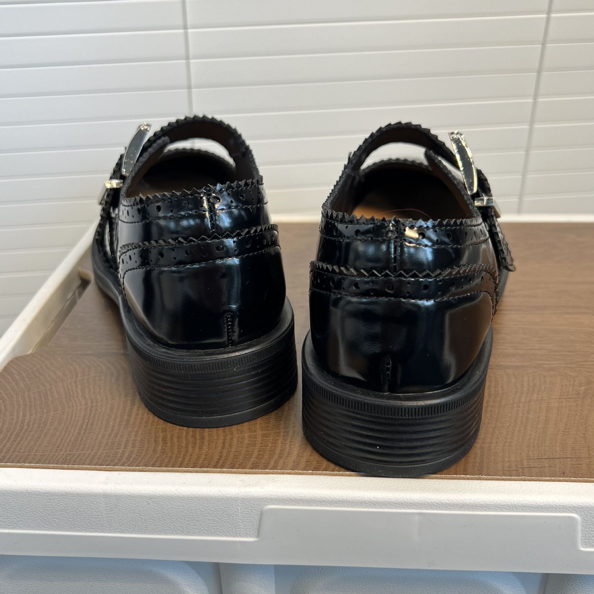 Damen Elegante Ballerinas mit modischem Schnallenverschluss und feiner Perforation R&B