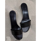 Damen flache Mules mit breiten Riemen R&B