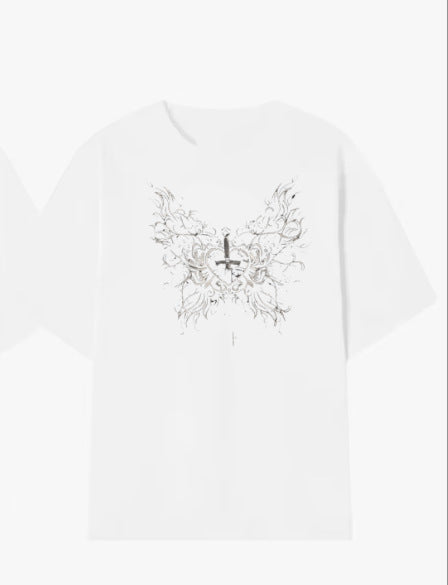 Damen T-Shirt mit künstlerischem Schmetterlingsdesign und herzförmigem Akzent R&B