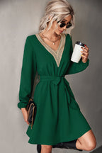 Damen elegantes Kleid mit V-Ausschnitt, Rüschendetails und Taillengürtel R&B