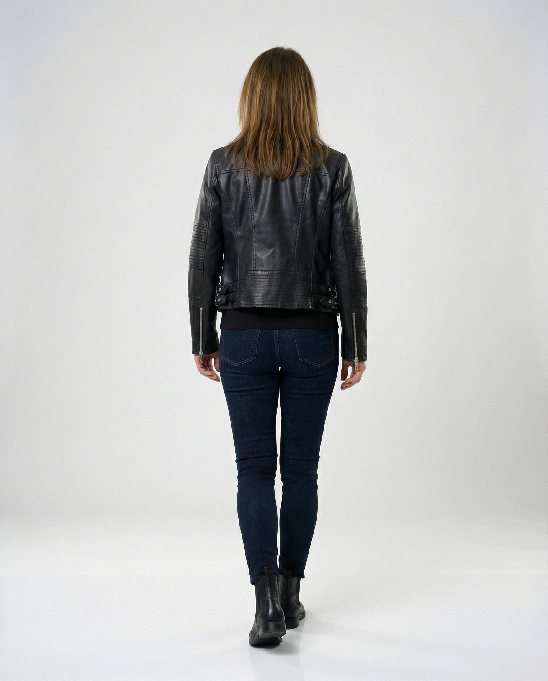 Damen kurz geschnittene taillierte Bikerjacke mit asymmetrischem Reißverschluss gesteppter Ärmelpartie und seitlichen Schnallenbändern R&B