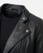 Damen kurz geschnittene taillierte Bikerjacke mit asymmetrischem Reißverschluss gesteppter Ärmelpartie und seitlichen Schnallenbändern R&B